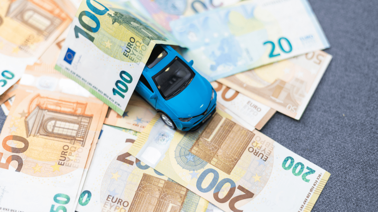 Toy car on top of euro banknotes — how much do auto leads cost?